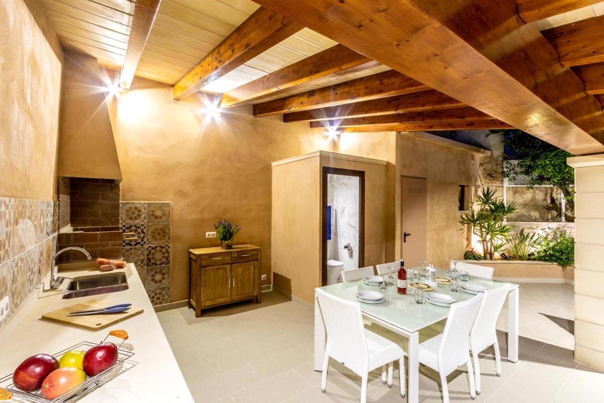 Superb House 200m From The Center Of By Renthousing Ferienhaus *