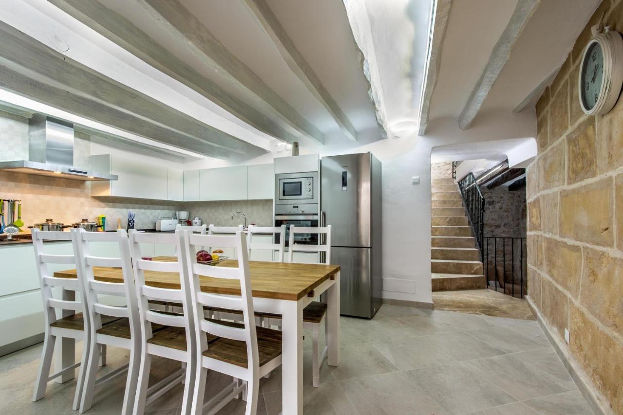 Superb House 200m From The Center Of By Renthousing Ferienhaus *