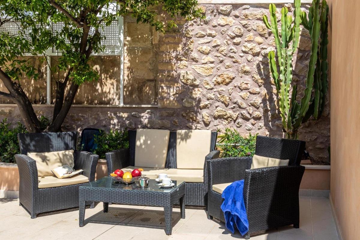 Superb House 200m From The Center Of By Renthousing Ferienhaus