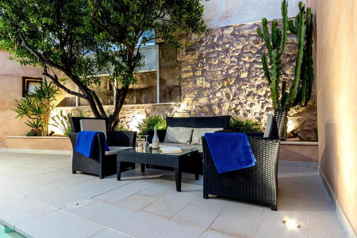 Ferienhaus Superb House 200m From The Center Of By Renthousing